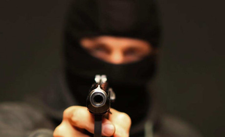 «Мне приставили к виску пистолет Макарова и велели отдать все деньги...»