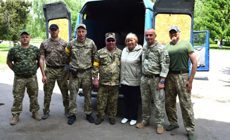 "Мій син теж служить, я знаю, що хлопці чекають домашнє!" Улянівці зібрали допомогу на передову