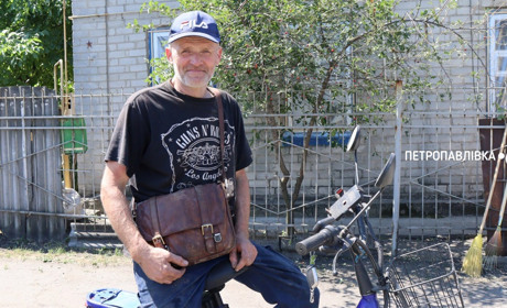 «Війна війною, а порядок має бути». Як шахтар із Петропавлівки власноруч покращує своє селище