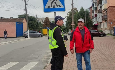 У місті працівники сектору реагування патрульної поліції нагадують пішоходам правила дорожнього руху