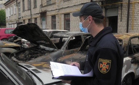 Вночі 2 червня у Херсоні горіли автівки: ДСНС попередньо вважає, що це був підпал