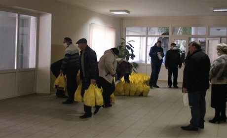 У Калинівці підготували продовольчі набори для соціально вразливих верст населення