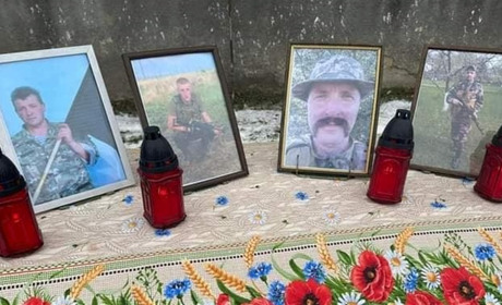 У Доброгостові на фасаді школи встановили меморіальні таблиці загиблим військовим