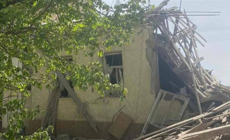 На Херсонщині через ворожі обстріли пошкоджені багатоповерхівки та приватні будинки, є поранені