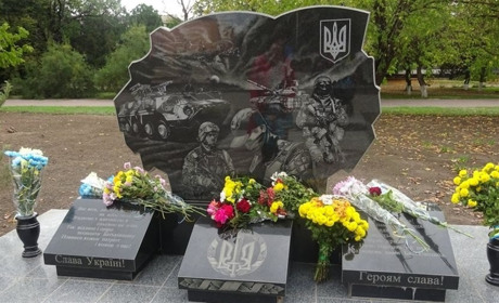 В окупованих Нижніх Сірогозах сьогодні знесли пам’ятник учасникам АТО
