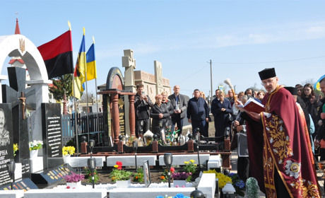 «Душу – Богу, життя – Україні, честь – собі!» У Білобожниці освятили пам’ятник воїну Барні Олегу