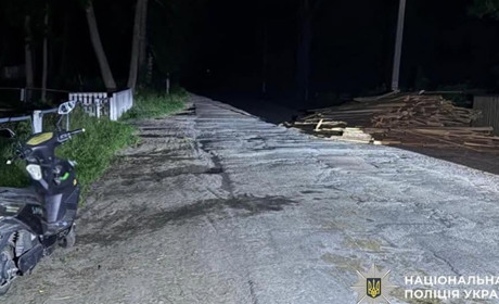 На Звягельщині 20-річний водій електроскутера не впорався з керуванням, впав та тяжко травмувався