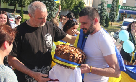 «Вітаємо вдома»: у Калинівці зустріли Віталія НІколайчука, який повернувся з ворожого полону