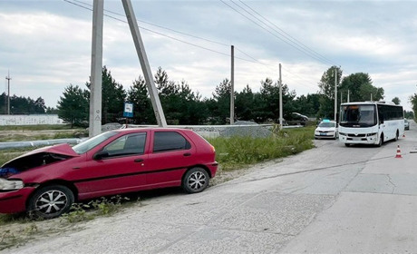У Нетішині на вулиці Промисловій зіткнулися легковик та автобус: є травмовані