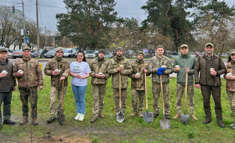 Військові та лісівники з Сарн долучилися до проєкту з озеленення планети