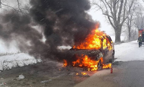 На Переяславщині посеред траси згорів автомобіль, а в приватному будинку горів дах: огляд ДСНС