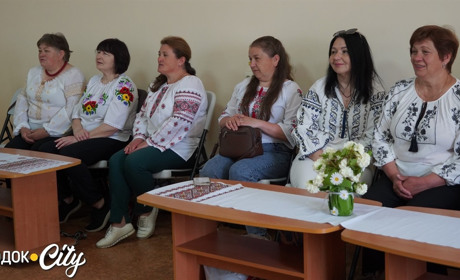 Старовинні рушники, вишиванки та 50-річний килим: у Городку зібралися майстрині громади
