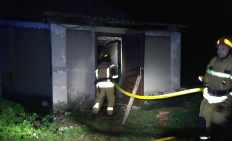 Обпалив руки та обличчя: у Петропавлівці в пожежі постраждав житель будинку