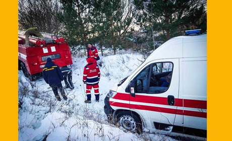 Ржищівські рятувальники допомогли медикам вибратися із снігової пастки