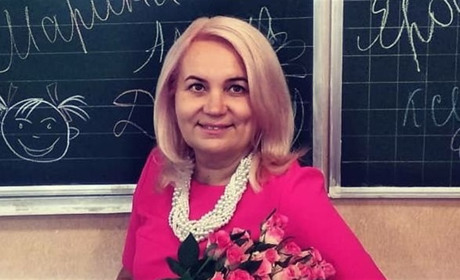 Глухівська вчителька з учнями майструє рятівні обереги для воїнів. Її амулет є навіть у Залужного