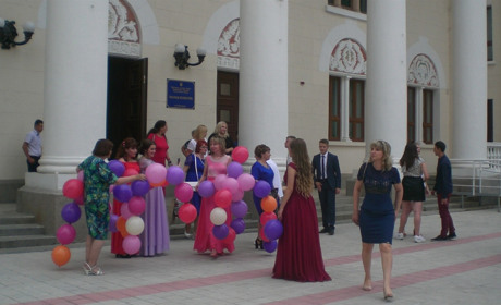 Медалісти Нової Каховки отримали премії від міського голови (фото)