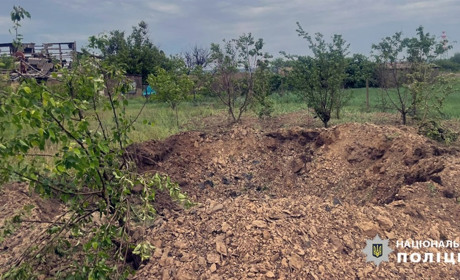 На Херсонщині російські терористи поцілили у житлові будинки, вежу мобільного зв’язку та магазин
