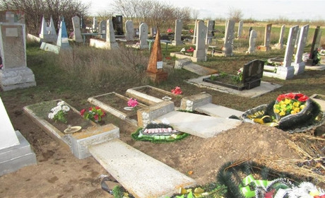 В поминальные дни 14-летний подросток разрушил 17 надгробных плит