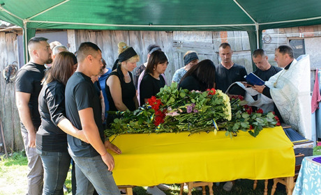 Під лелечий клекіт проводжали в останню дорогу в Ставах воїна-Захисника Руслана Кузьменка