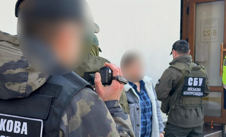 Поліцейські затримали чернівчанку, підозрювану в одержанні хабаря за вплив на рішення комісій