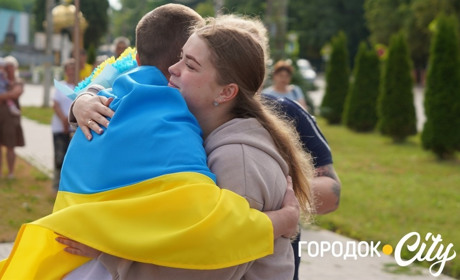 У Сатанові земляки урочисто зустріли звільненого з російського полону воїна Івана Волощука