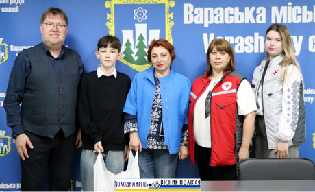 У Вараській громаді вручили великодній продуктовий набір сину загиблого Героя
