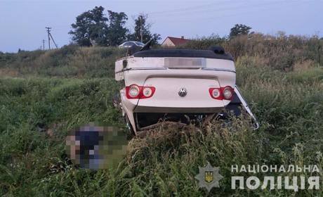 В Примпосаде легковушка съехала в кювет: полиция выясняет, кто из пострадавших управлял машиной 