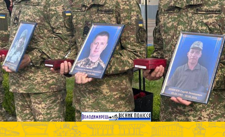 У День Героїв у Вараші матерям полеглих Захисників України вручили посмертні нагороди їхніх синів