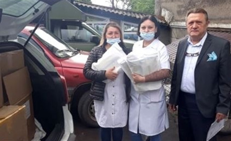 Попаснянська районна лікарня отримала захисні багаторазові костюми для медиків
