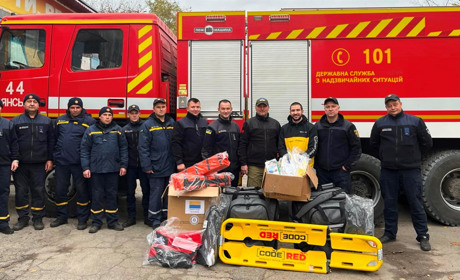 Для рятувальників із Купʼянського району доставили набори для допомоги: що отримали вогнеборці?