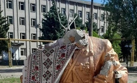 Російські окупанти пошкодили відомий пам’ятник Нестора Махна у Гуляйполі