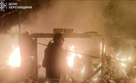 У Херсоні обстріл окупантів зруйнував будинок: рятувальники знайшли тіло чоловіка