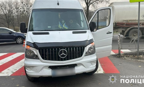 На жителя Кіцманя на пішохідному переході в Чернівцях наїхав мікроавтобус