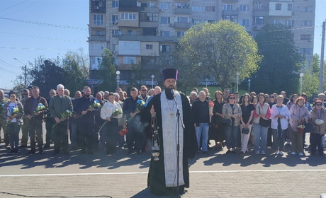 У 40-ві роковини аварії на ЧАЕС в Ізмаїлі поклали квіти до памʼятного знака ліквідаторам