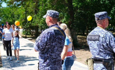 ОМОН біля школи: на ТОТ Херсонщини останній дзвоник пройшов під наглядом російських силовиків
