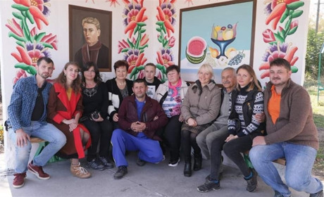 У Малоснітинському окрузі дві зупинки перетворили на картинні галереї