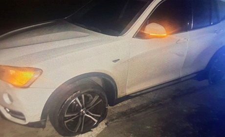 Водій BMW в’їхав у яму та пошкодив два колеса на Переяславщині: хроніка поліції