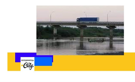 Біля мосту в Сарнах на річці Случ організують "вікна" для проїзду легковиків через переправу