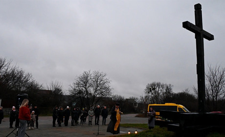 В Кагарлику вшанували жертв голодоморів хвилиною мовчання та молебнем біля пам’ятного знаку