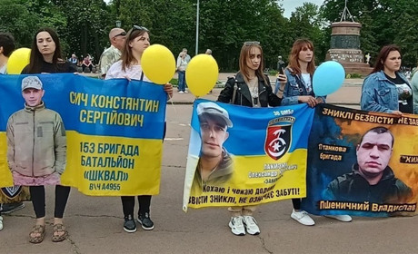 Не загубити їх у темряві війни: акція підтримки полонених та зниклих безвісти відбулася у Переяславі