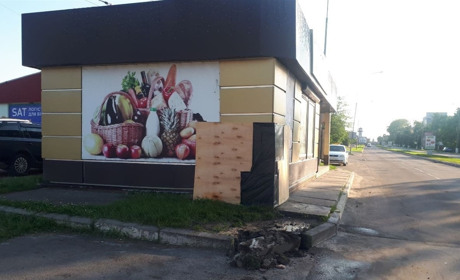 У Переяславі легковик в’їхав у зупинку. Водію стало зле