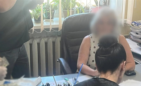 У Білгороді-Дністровському депутатці міськради повідомили про підозру в хабарництві