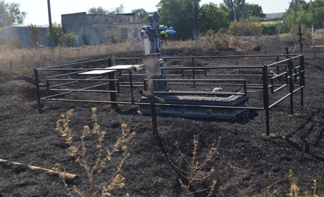 Біля біляївського кладовища за добу сталося дві пожежі: вогонь встиг понівечити деякі могили 