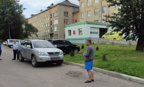 ДТП з 5 автівками у Дрогобичі: водій в’їхав у припарковані біля лікарні машини
