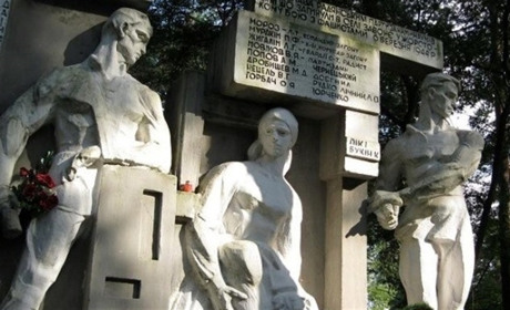 За знесення трьох монументів радянської доби проголосували депутати Червоноградської міської ради