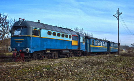 Працівники Антонівського депо ремонтують тепловоз ТУ-062, який має працювати на лінії