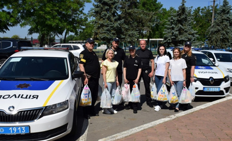 У Біляївці для дітей з родин переселенців міська рада та поліція влаштували сюрприз-привітання