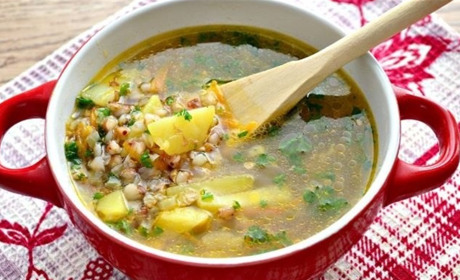 Рецепт дня: гречаний суп з куркою, грибами та овочами