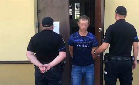 Поліцейські затримали чоловіка, який вкрав із магазину мобільний телефон
