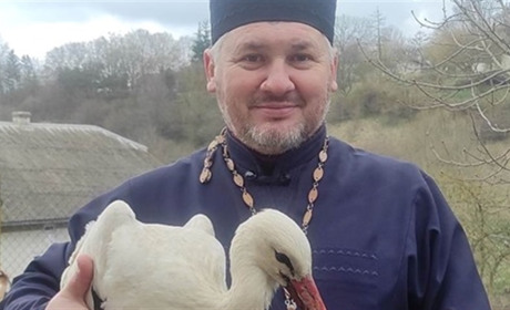 Як отець Любомир Фінковський цієї весни з бузьком подружився